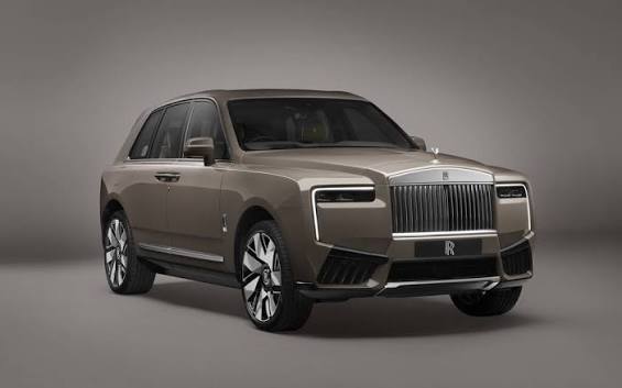 Rolls-Royce Cullinan 2019, SUV de luxe photographié en studio, symbole du standing international d'EML Automobile